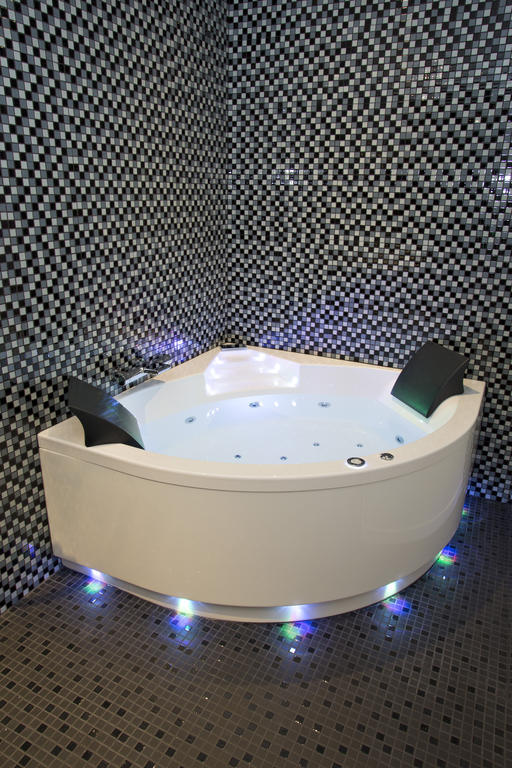 Deluxe Suite Spa Bath
